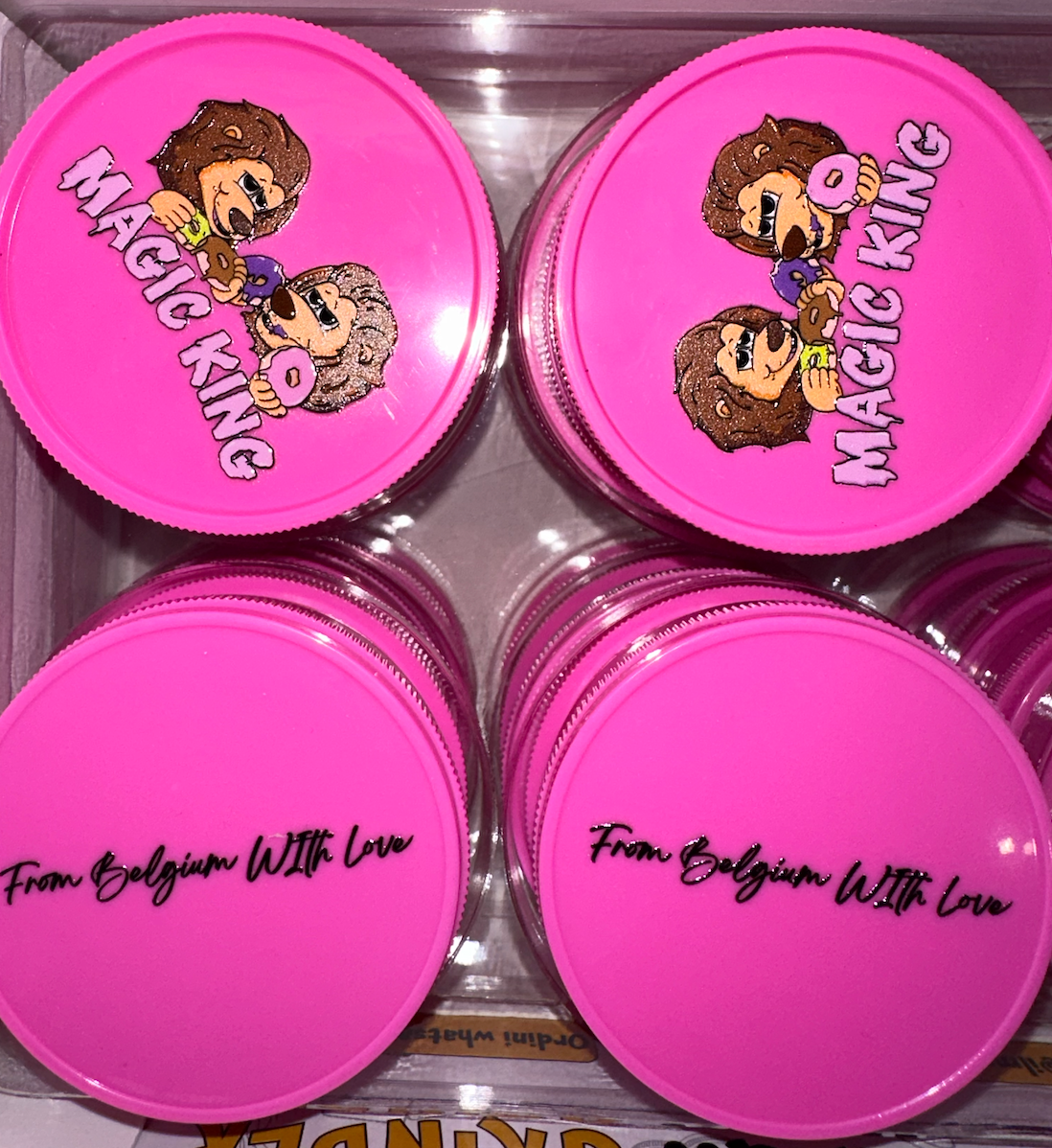 Magic King Pink Grinder Plastique - Lions Donuts