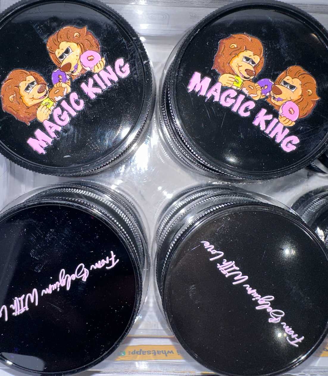 Magic King Black Grinder Plastique - Lions Donuts