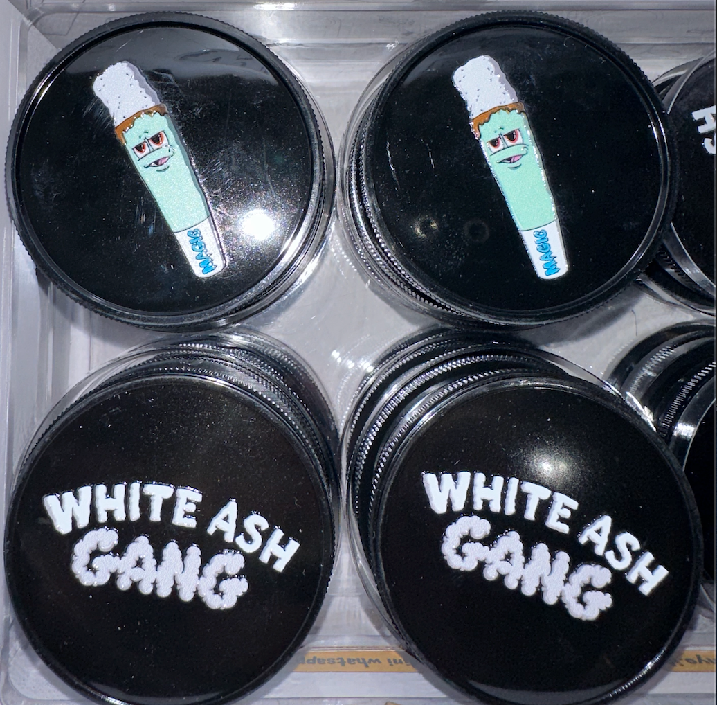 Magic King Grinder Plastique Noir - White Ash Gang (2pièces)