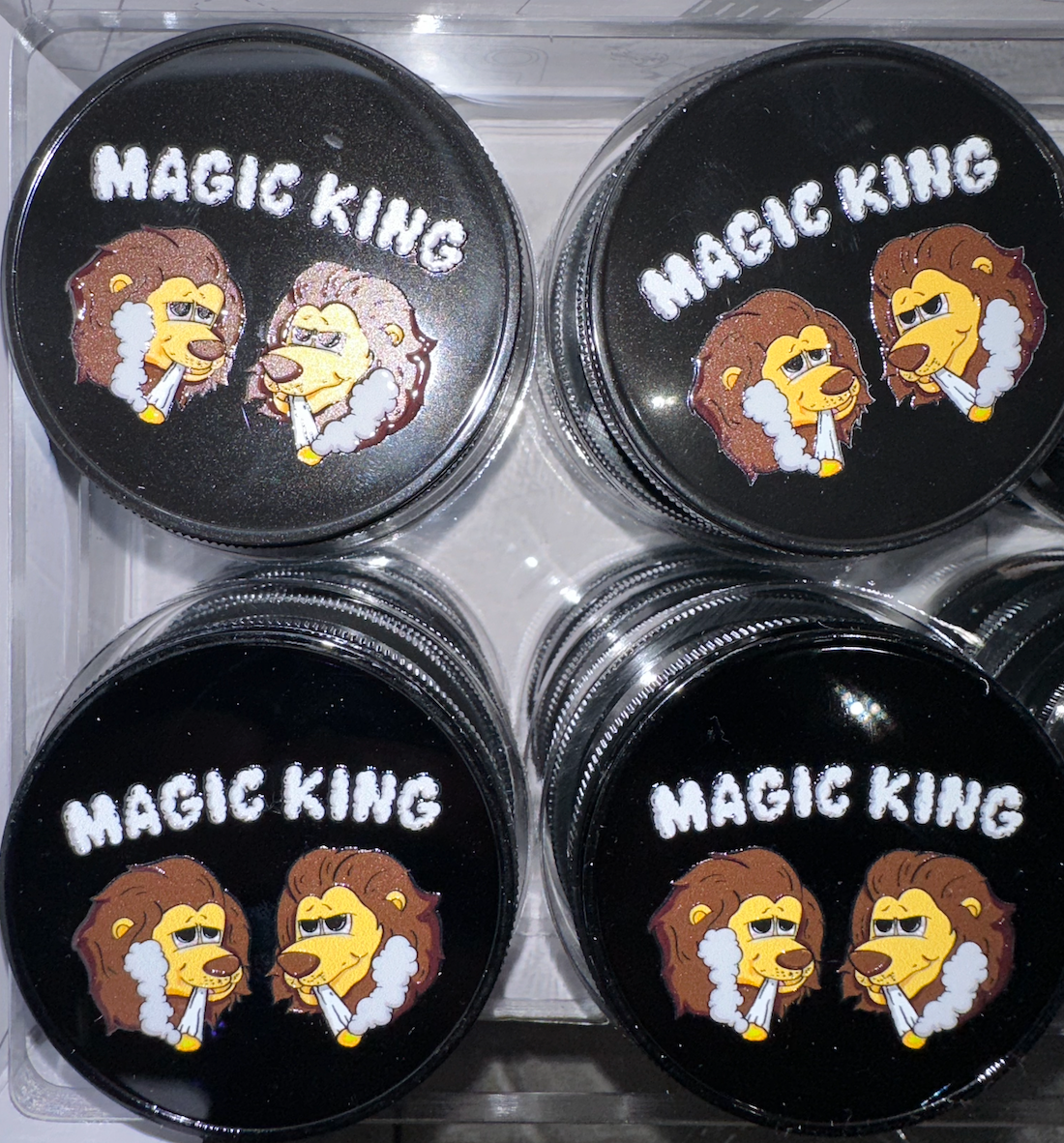 Magic King Grinder Plastique Noir - Lions Smoking (2pièces)